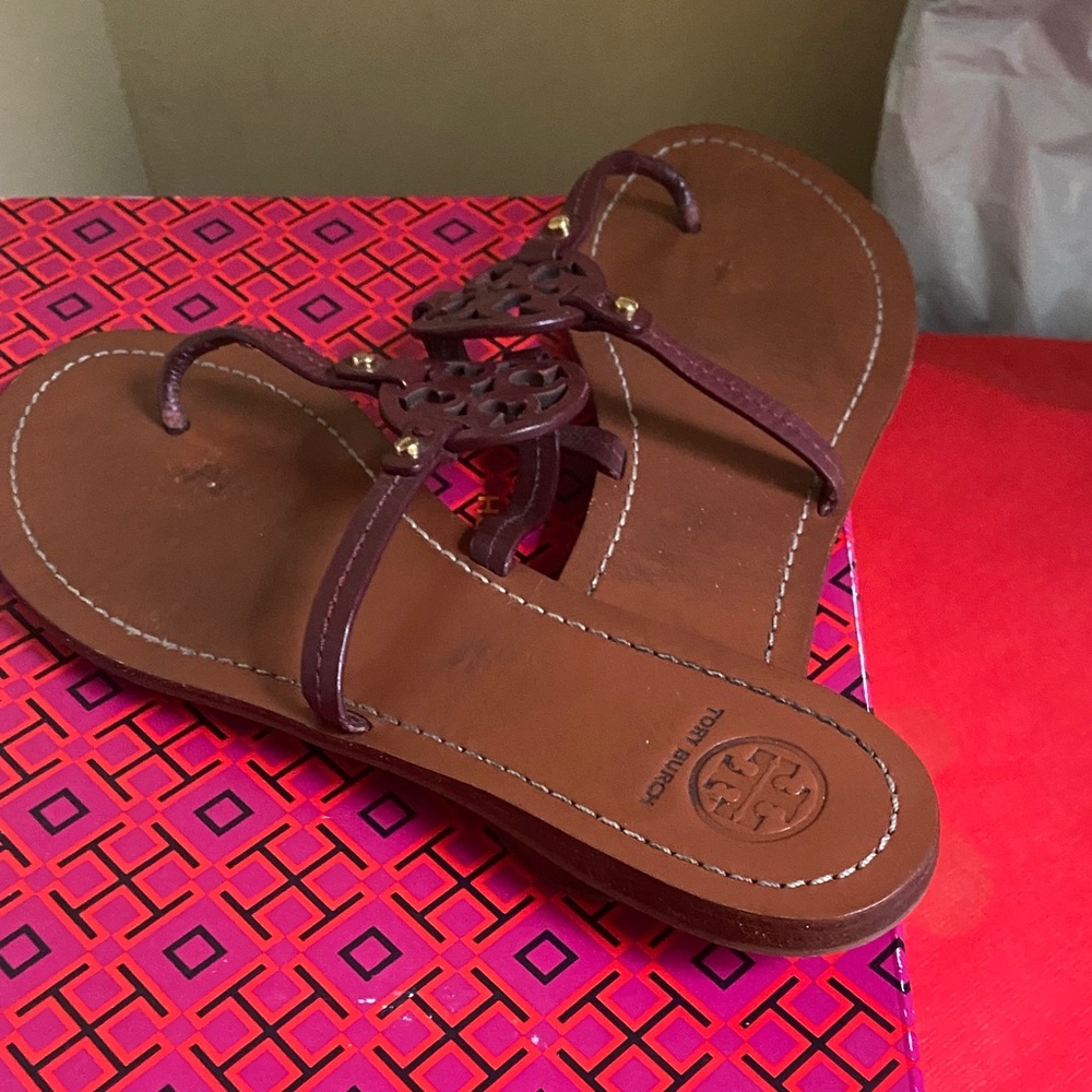 Tory Burch Burgundy Leather Logo Thong Sandals. Size 9 - Picture 2 of 4